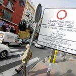 Los carteles ya anuncian las restricciones, a título informativo y no sancionador hasta diciembre