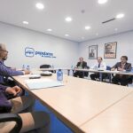 Primera reunión entre el PP y Ciudadanos. Por parte de los populares, el presidente Juan Vicente Herrera, Rosa Valdeón, Alfonso Fernández Mañueco y Antonio Silván; y por C’s, Luis Fuentes, Pablo Yáñez y Miguel Ángel González