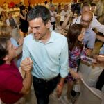 Pedro Sánchez y la candidata socialista Ana Belén Castejón durante su participación en un almuerzo con simpatizantes celebrado hoy en Cartagena