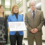 Pajín, en el centro, junto con Bibiana Aído y Carmen Calvo (izda.) y representantes de Loterías del Estado presentó el «décimo contra la violencia»