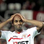 El delantero malí del Sevilla CF Frederic Kanouté (i) se lamenta tras fallar un penalti durante el partido