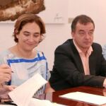 Xavier Trias, acompañado del resto de líderes municipales, durante la firma