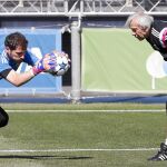 Así se entrenaba ayer Iker Casillas con el preparador de porteros, Villiam Vecchi