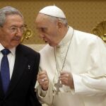 El Papa Francisco conversa con el presidente de Cuba, Raúl Castro durante la audiencia privada