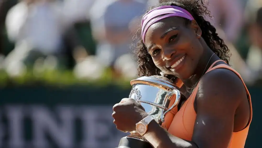 Serena Williams posa con el trofeo
