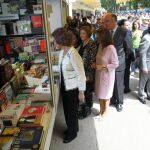 Doña Sofía, en uno de los stand de la Feria del Libro