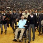 Adrián Gómez, junto a su mujer y las figuras en su festival de homenaje