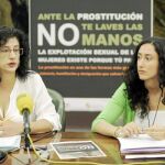 La concejala Teresa Gutiérrez y Susana Menéndez explican la campaña