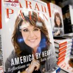 Las estanterías de una librería de Washington ofrecen el último libro de la ex candidata a la Vicepresidencia