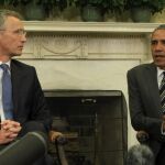 El presidente de Estados Unidos, Barack Obama, mantiene una reunión con el secretario general de la OTAN, Jens Stoltenberg, en el Despacho Oval de la Casa Blanca