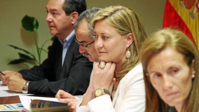 Pilar del Olmo junto a varios autores de la nueva publicación económica de la Universidad de Valladolid