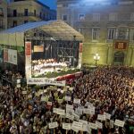 Los vecinos del Raval corearon «Hereu dimisión» durante la intervención del alcalde. Bomberos y sindicatos también protestaron