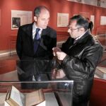 Francisco Camps atiende a las explicaciones sobre la muestra