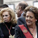 La concejala de Cultura del Ayuntamiento de Valencia, Mairen Beneyto), junto a la alcaldesa Rita Barberá, en la procesion de San Vicent