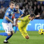 Joaquín y Marchena pelean por el balón, en una acción en la que parece que el villarrealense tiene ventaja a la hora de despejar