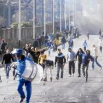 Jóvenes argelinos se enfrentan ayer a la Policía en las calles de Argel