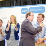 Herrera saluda al candidato a la alcaldía de Miranda de Ebro, Borja Suárez, ante el presidente del PP burgalés, César Rico