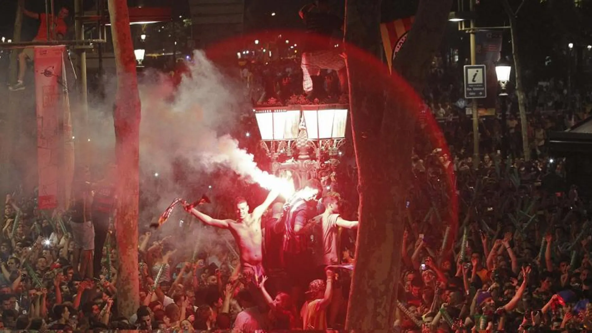 Los aficionados del FC Barcelona celebraron el triplete en la Fuente de Canaletas