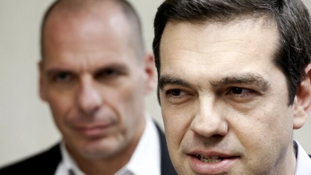El ex ministro de Finanzas griego Yanis Varufakis y su viejo aliado político, Alexis Tsipras
