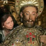 Doña Sofía, junto a la figura del apóstol