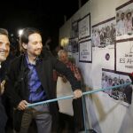 El secretario general de Podemos, Pablo Iglesias, y el candidato a la Presidencia de la Comunidad de Madrid, José Manuel López (i),durante la pegada de carteles