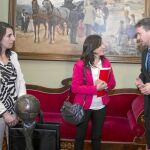 Javier Lacalle dialoga con las representantes de Ciudadanos, con las que mantuvo un encuentro