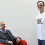 Simone Bosé, sentado junto al productor Nigel Walker, que será el que juzgue a las bandas jóvenes.