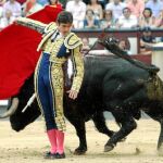 Sebastián Castella firma un pase por la espalda, a pies juntos, al segundo de la tarde