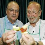 García Serrano y Summers, mientras elaboran sus pinchos favoritos