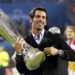 Quique Sánchez Flores agarra el trofeo y señala al público