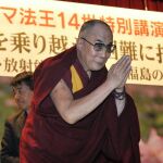 El líder espiritual tibetano, el Dalai Lama, saluda a la audiencia