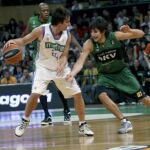 El base del Real Madrid Raül López (i), y el del DKV Joventut, Ricky Rubio (d), durante el segundo partido del Play-Off de cuartos de final de la Liga ACB
