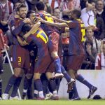 Los jugadores del F. C. Barcelona, celebran el gol del equipo blaugrana, durante el encuentro correspondiente a la vuelta de los octavos de final de Copa del Rey