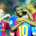 Etoo, Messi y Henry se abrazan ante la mirada de Don Andrés