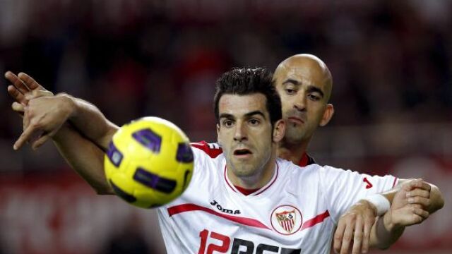 Álvaro Negredo (i), intenta controlar el balón ante el portugués José Carlos Nunes