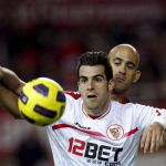 Álvaro Negredo (i), intenta controlar el balón ante el portugués José Carlos Nunes