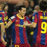Pedro celebra con Bojan y Alves su primer gol