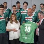 Susana Díaz, junto al cuerpo técnico y la plantilla del Unicaja Voleibol Almería, en el Palacio de San Telmo en Sevilla.