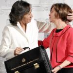 Rosa Aguilar, titular de Medio Ambiente y Medio Rural, debe concentrarse ahora en la agricultura. En la imagen, con Elena Espinosa, su predecesora
