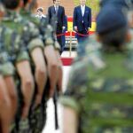 Zapatero y Biden, durante la visita que hicieron ayer a la sede de la Brigada Paracaidista en Paracuellos del Jarama (Madrid)
