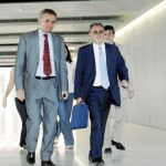 Jordi Hereu tiene plena confianza en su gerente, en la imagen, llegando a los juzgados, con un maletín