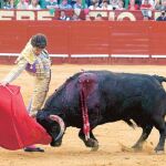 José Tomás torea sobre la mano derecha a su primer toro, ayer en Jerez
