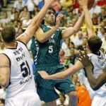 Berni, en el centro, entra a canasta en un partido de la ACB