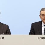 El exdirector general de BMW (d) Norbert Reithofer, junto a su sucesor Harald Krueger (i)
