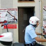 Los carteles convocando al homenaje a Riera se podían ver aún ayer en la plaza del Raspall