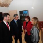 El alcalde de Madrid, Alberto Ruiz-Gallardón y la ministra de Asuntos Exteriores y presidenta del consejo rector de Casa Sefarad, Trinidad Jiménez