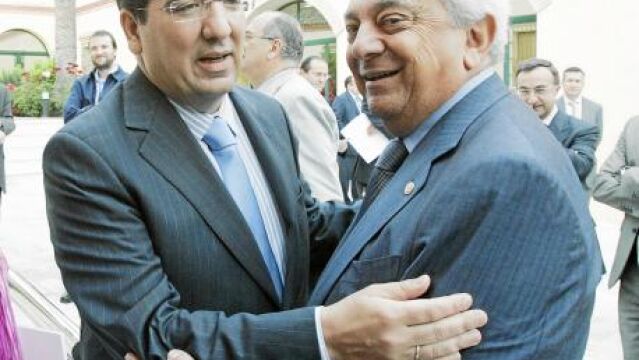 El presidente de Cajasol, Antonio Pulido, saluda al de la Cámara de Comercio de Sevilla, Francisco Herrero