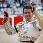 El diestro Serafín Marín da la vuelta al ruedo tras cortar dos orejas a su segundo morlaco en la corrida de toros celebrada hoy en la Monumental de Barcelona.