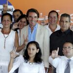 Aznar (c), junto a los disidentes cubanos trasladados recientemente a España con quienes se reunió hoy en Madrid