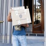 Un agente de la UDEF se lleva documentación en uno de los registros ordenados por el juez Pedraz, que llevaron a la detención de Oleguer Pujol el pasado octubre